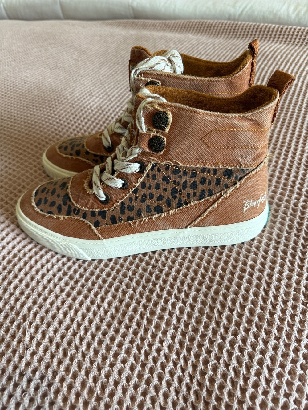 Blowfish Women’s Brown Leopard-Print High-Top Sneakers NWOT, size 8 - Picture 3 of 7